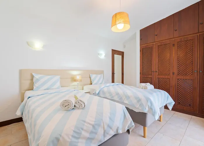 Vila Navegante Com Piscina Privada Em Quarteira