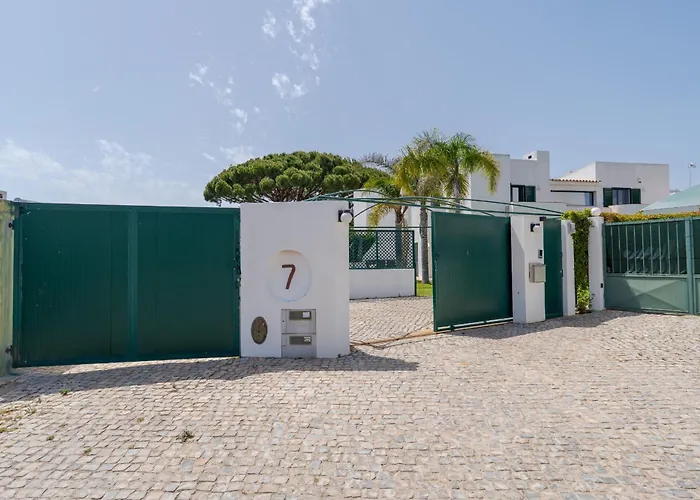 Navegante Com Piscina Privada Em Quarteira